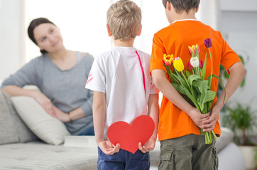 Kinder mit Geschenken