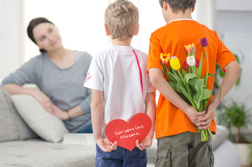 Kinder mit Geschenken