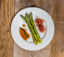 Grüner Spargel mit Schinken und Sauce