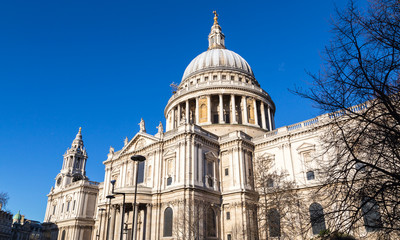 Fototapeta na wymiar St Paul’s Cathedral London mit blauem Himmel