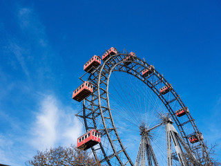 Laborgl&auml;ser bei Versuch in Chemie Labor