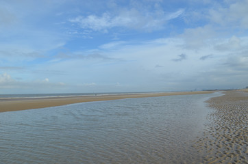 Fototapeta na wymiar clouds over Belgian beach and sea