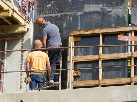 ouvriers sur chantier de construction