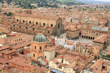 Fototapeta na wymiar Piazza Maggiore with San Petronio Basilica in Bologna