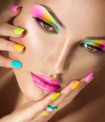 Deurstickers Het gezicht van het schoonheidsmeisje met levendige make-up en kleurrijke nagellak © Subbotina Anna