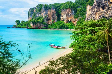 Crédence de cuisine en verre imprimé Railay Beach, Krabi, Thaïlande Incroyable plage de Railay avec mogotes, bateau à longue queue et kayaks rouges