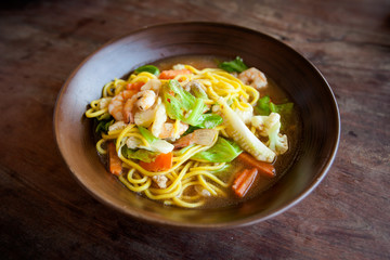 Thai fried noodle with prawns