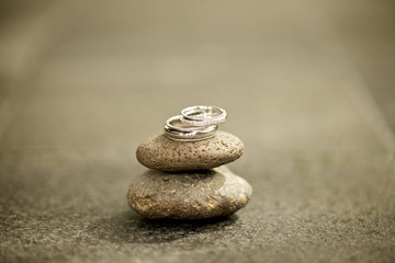 Fototapeta na wymiar wedding ring on the stone