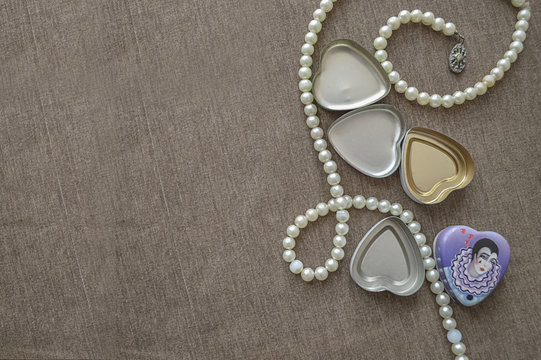 Collana di perle e cuoricino in latta, decorazione pagliaccio