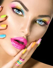 Schilderijen op glas Het gezicht van het schoonheidsmeisje met levendige make-up en kleurrijke nagellak © Subbotina Anna