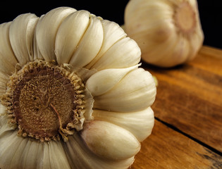 Garlic on a kitchen board.