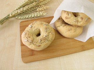 Selbst gebackene Frühstücks Bagels