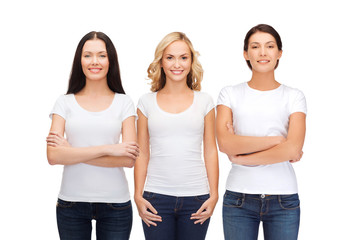 Obraz premium group of smiling women in blank white t-shirts