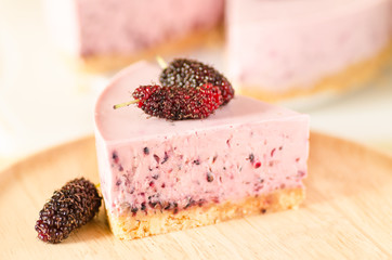 Mulberry cheesecake on wooden plate