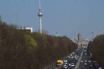 Straße des 17. Juni mit Brandenburger Tor (April 2015) © holger.l.berlin
