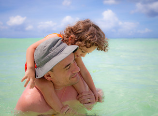 Padre e figlio giocano al mare dei Caraibi