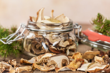 Getrocknete Waldpilze