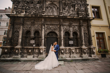 Obraz premium Wedding couple walking