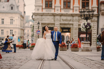 Obraz premium Wedding couple walking