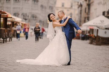 Naklejka premium Wedding couple walking