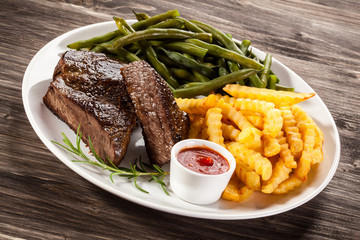 Beefsteak, chips and vegetables