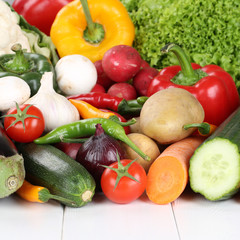 Gemüse wie Tomaten, Paprika, Salat, Pilze und Karotten
