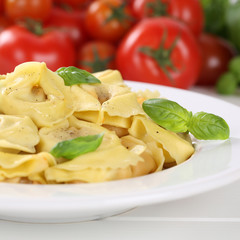 Italienisches Essen Nudeln Tortellini mit Tomaten und Basilikum