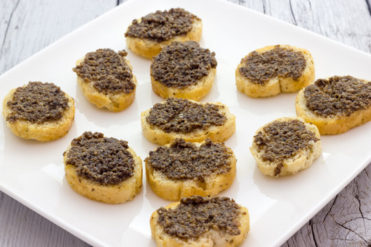 Canapes with mushrooms and truffle