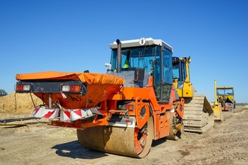 Straßenbau, abgestellte Baumaschinen