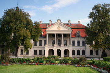 Fototapeta na wymiar Beautiful palace in Kozlowka. Poland.