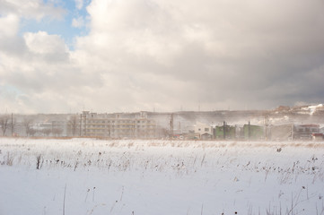 雪が舞い上がる街の風景
