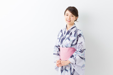 浴衣を着た女性