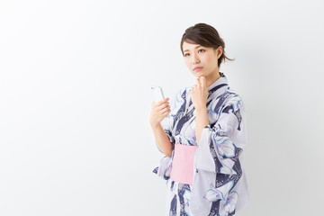 浴衣を着た女性　スマホ