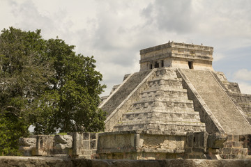 Fototapeta na wymiar Chichen Itza El Castillo Kukuklan Temple, acient culture, Mexico Yukatan. 