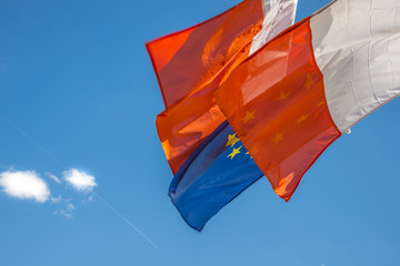 drapeaux français et européen sur ciel bleu