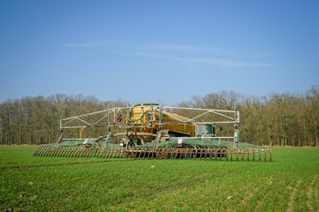 Obraz premium Gülleausbringung, Güllefass mit Schleppschlauchtechnik