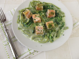 Nudeln mit Spinat und Lachs