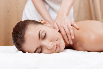 Obraz na płótnie Canvas Masseur gives neck and shoulder massage