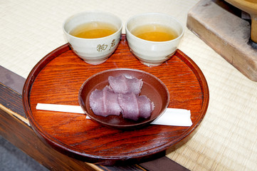 あんこのお餅と日本茶