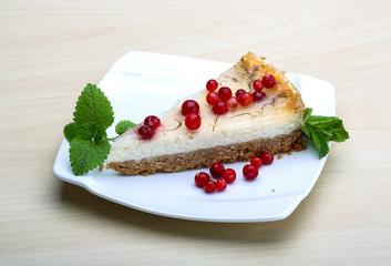 Cheesecake with berries and mint