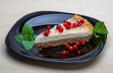 Cheesecake with berries and mint