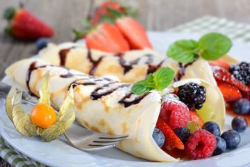 Leckere Pfannkuchen mit frischen Früchten