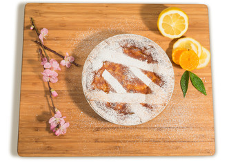 Pastiera napoletana con fiori di mandorlo e agrumi