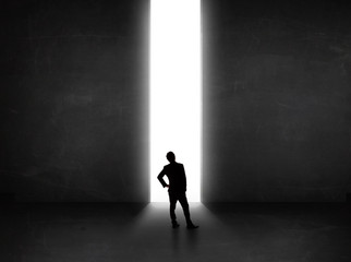 Obraz premium Business person looking at wall with light tunnel opening