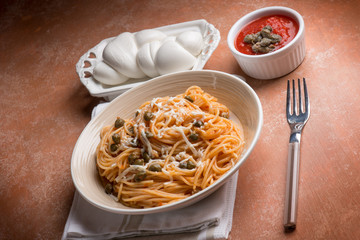 spaghetti with mozzarella tomato and capers
