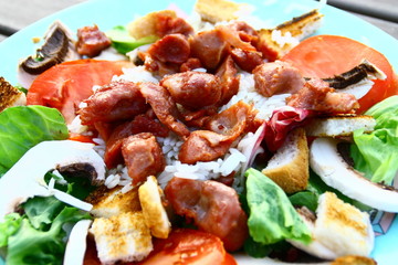 salade de gésiers,tomate,champignons et croutons