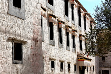Windows on whitewashed wall. Sera monastery-Tibet. 1302 © rweisswald