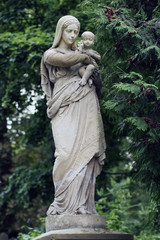 Obraz premium Stary pomnik na grobie na cmentarzu Łyczakowskim we Lwowie, Ukraina