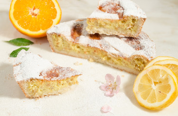 Pastiera napoletana tagliata con agrumi  su marmo