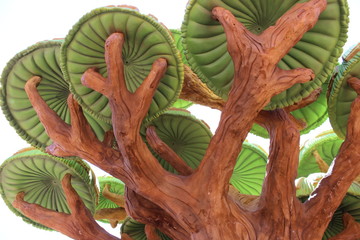 Исскуственное деревов парке развлечений © Roman TINIAKOV